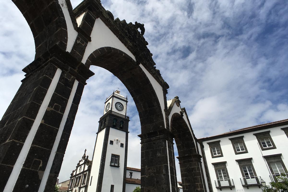 Una ciudad construida en blanco y negro.