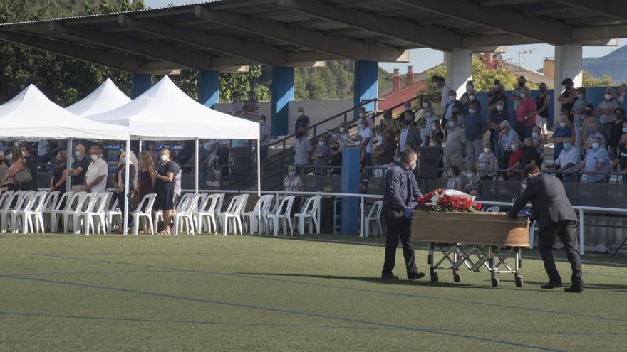 Un moment de la cerimònia que es va fer ahir a la tarda al camp de futbol de Castellbell