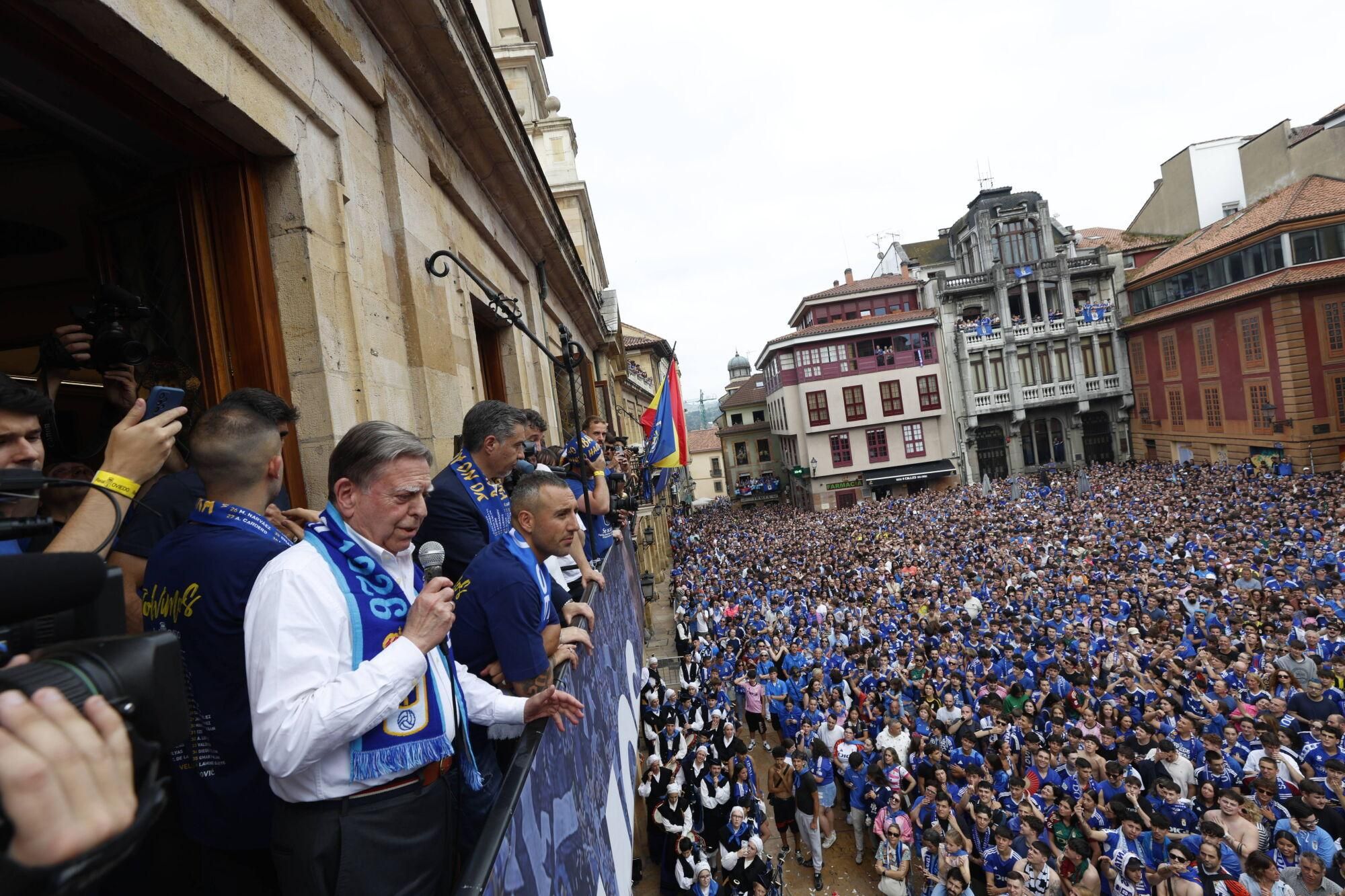 Locura azul en las calles de Oviedo para celebrar el ascenso del equipo a Primera División