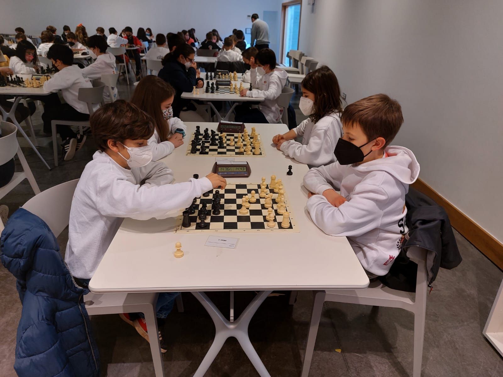 La práctica del ajedrez beneficia a jugadores de cualquier edad.