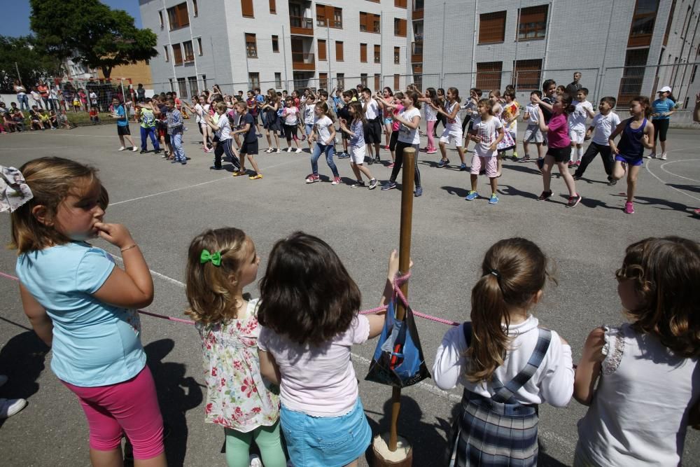 Los alumnos de La Vallina bailan zumba solidaria y en La Canal juegan a ser olímpicos