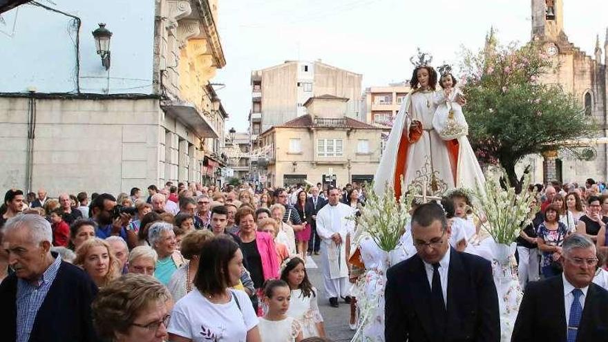 El carro de Los Remedios recorre las calles de Ponteareas en procesión