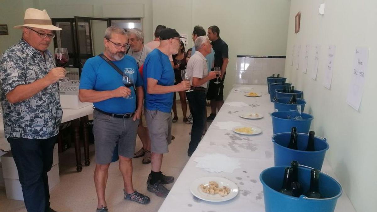 Aficionados degustan vinos caseros elaborados en Morales. | M. J. C.