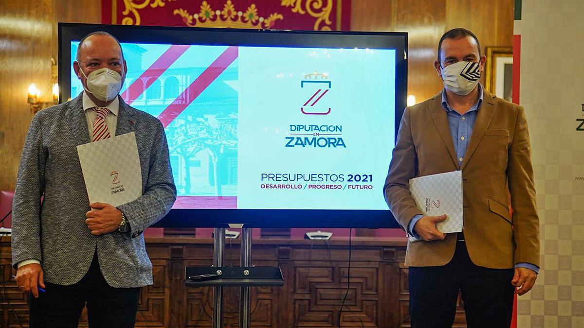 José María Barrios y Francisco José Requejo, en el Salón de Plenos provincial. | Jose Luis Fernández