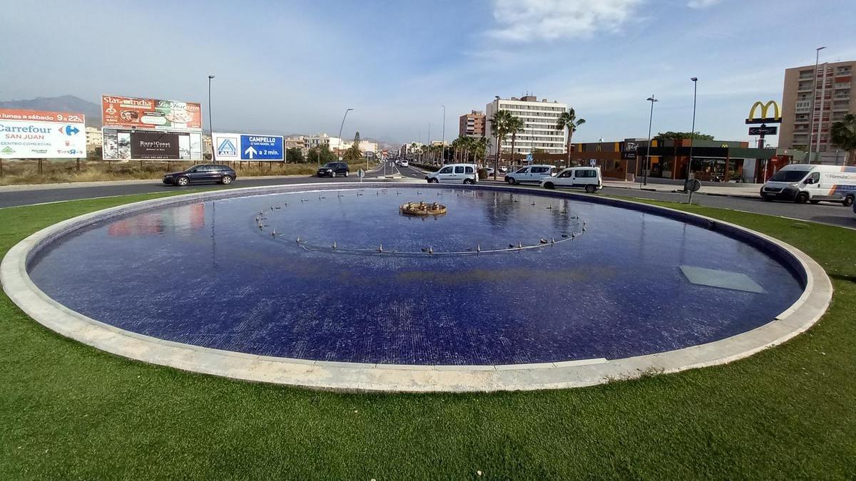 La fuente de la calle San Ramón, ya con agua tras cinco meses &quot;seca&quot;