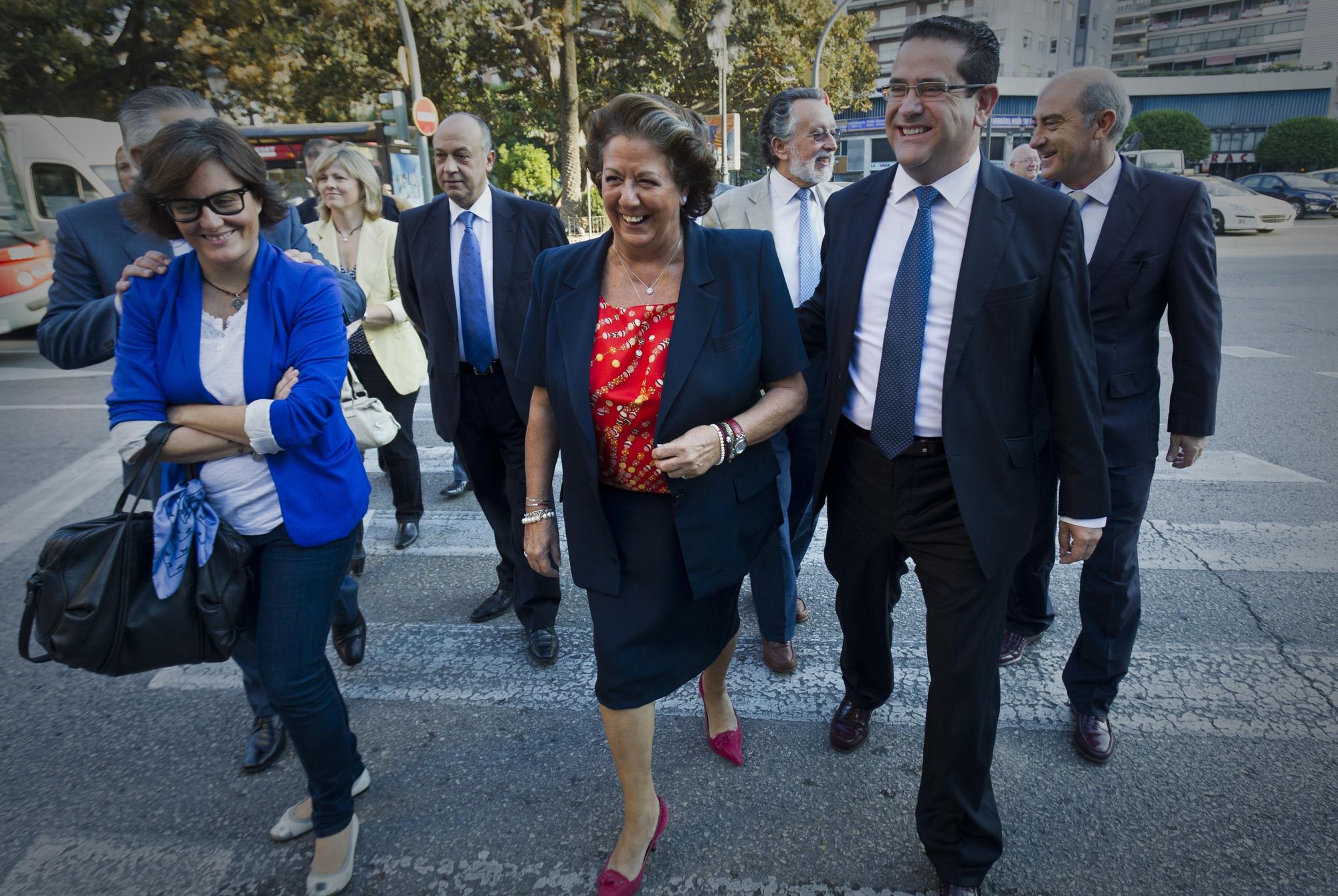 La exalcaldesa de Valencia, Rita Barberá, junto al resto de concejales del PP en el Ayuntamiento en una imagen de archivo