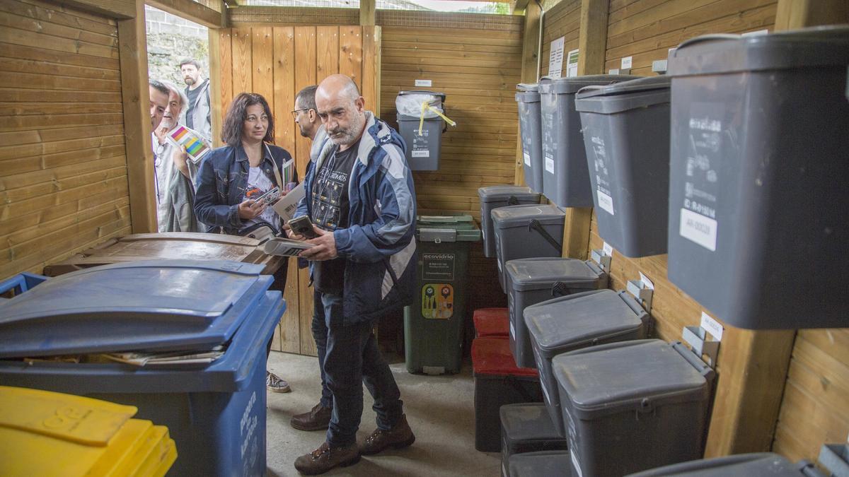 El interior de una de las casetas de madera con los cubos para la recogida, en Zaldivia.