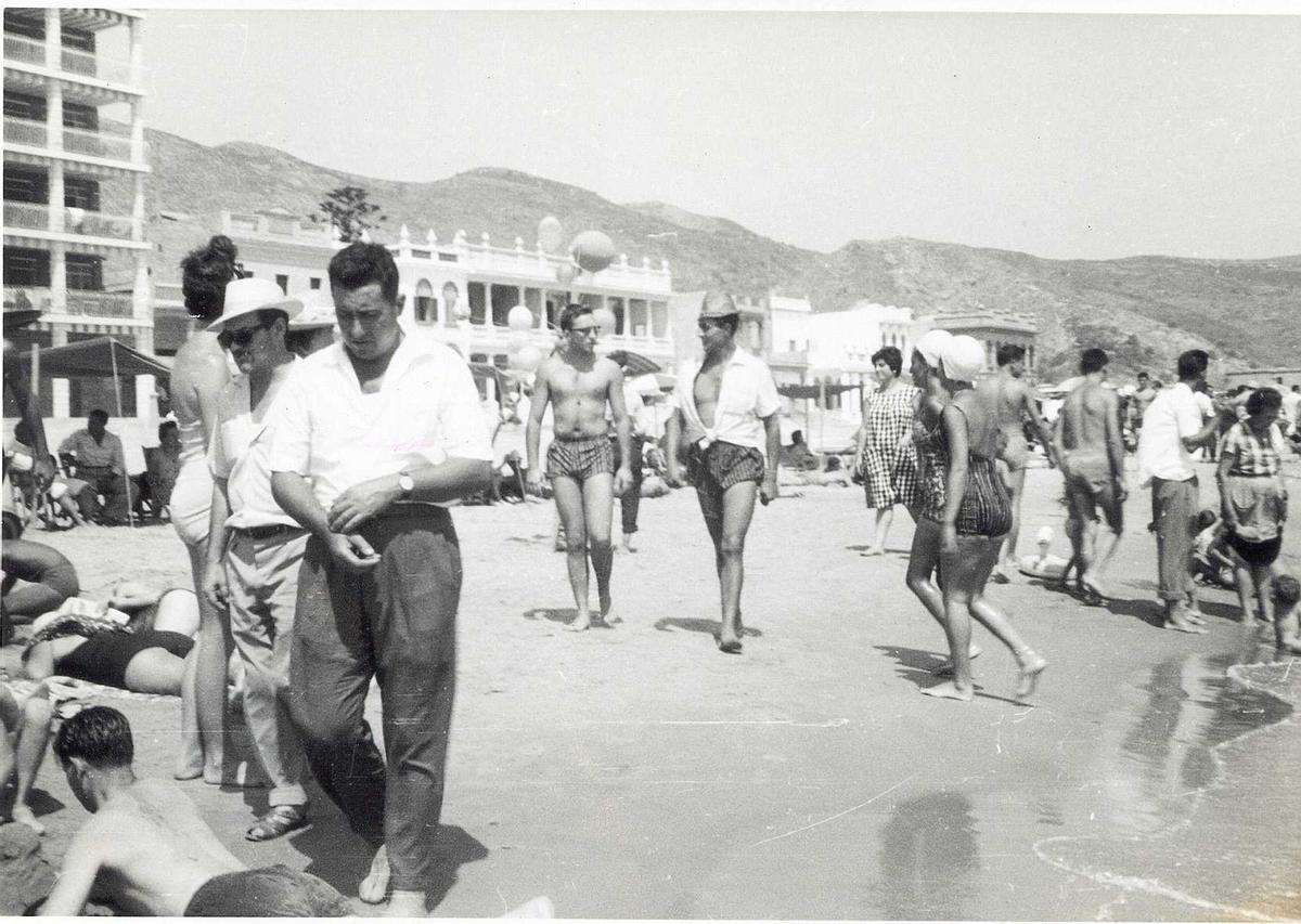 Imagen de la playa en los años setenta.