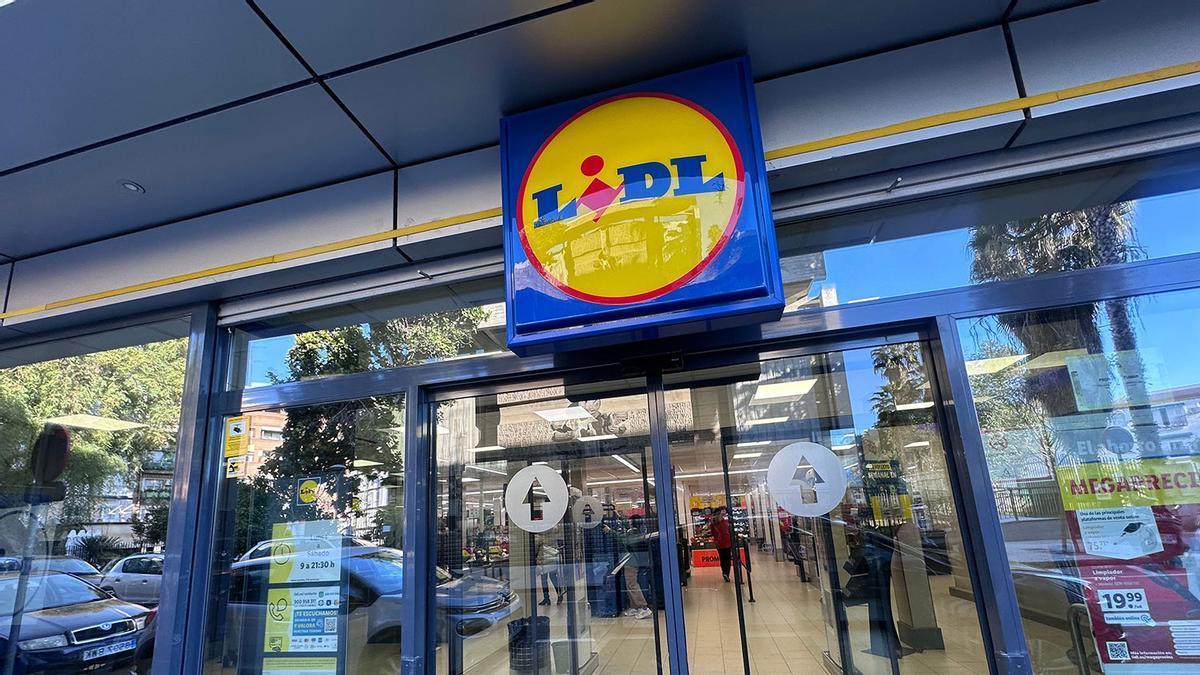 Colas en Lidl para hacerse con el mueblo zapatero para la entrada más barato del mercado: hasta 16 pares