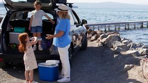Familia disfrutando de las vacaciones en la playa