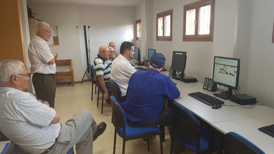 Las personas usuarias del Centro de Mayores cuentan con un aula de informática renovada