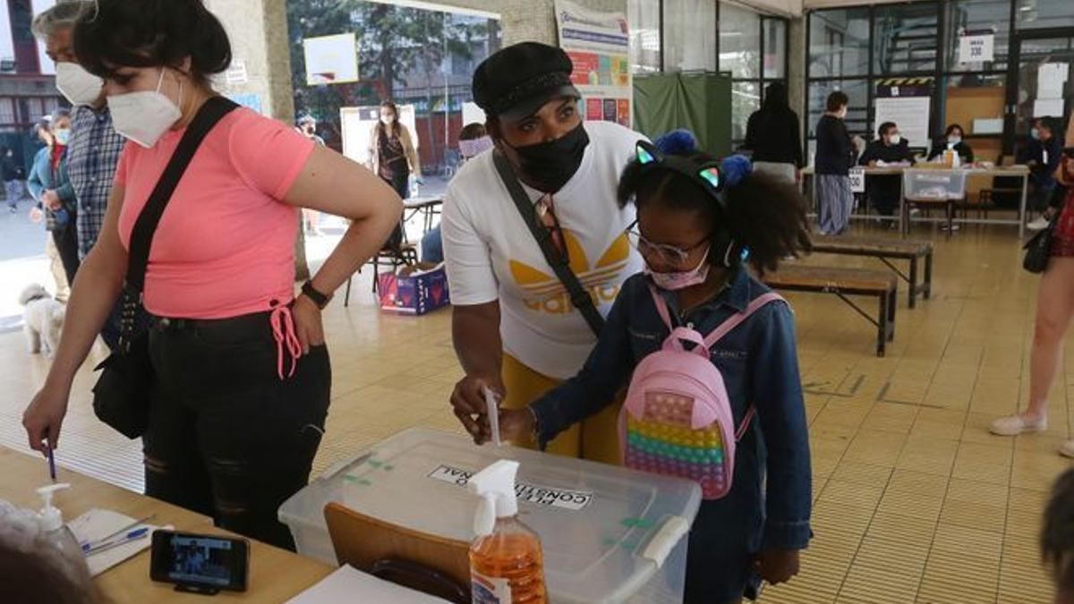 Ciudadanos votando en un colegio electoral en Chile.