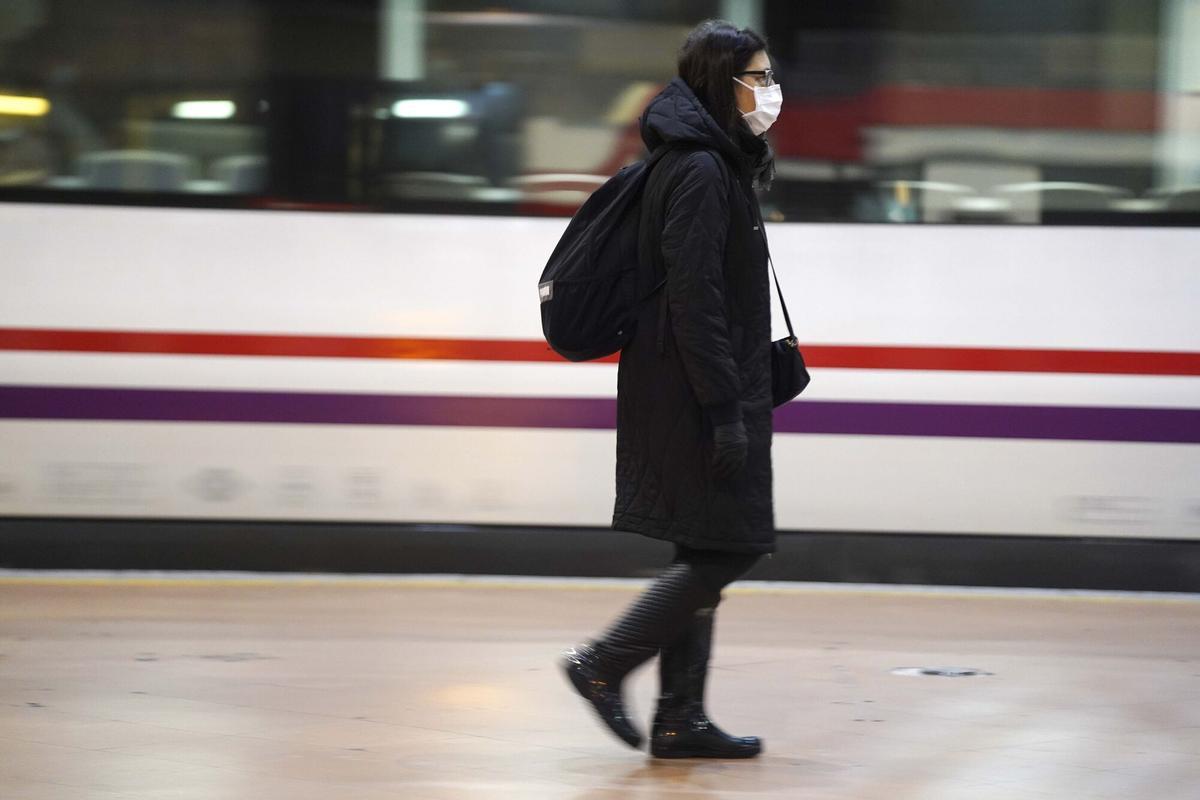 Una mujer espera para subirse a un tren de Cercanías en Madrid