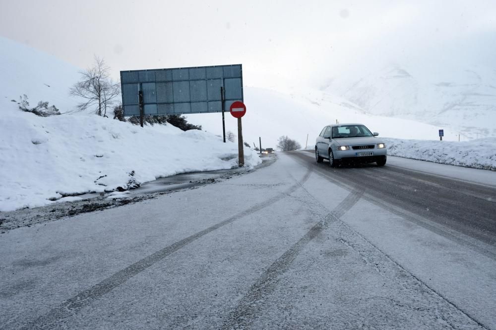 Multitud de esquiadores en Pajares en el domingo tras el temporal de nieve.