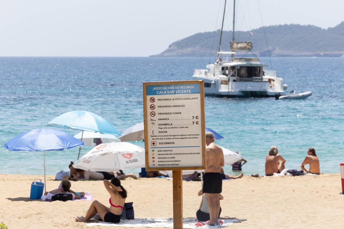 Turistas en la Cala de Sant Vicent en una foto de archivo.