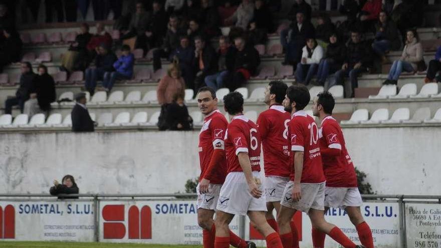 Los jugadores del Estradense, ante la grada del viejo campo de A Baiuca. // Bernabé/Javier Lalín
