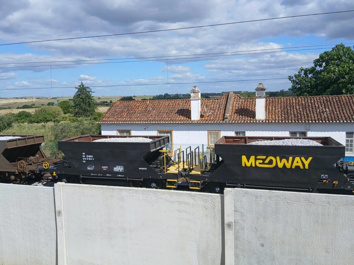 Tren de mercancías de Medway en la nueva Línea de Alta Velocidad entre Évora y Elvas