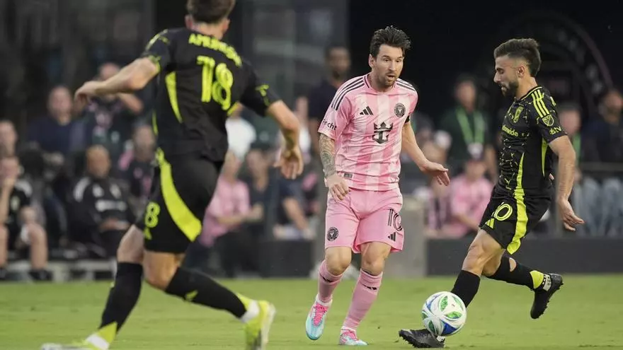 ¡Regatea hasta al propio Busquets! El vídeo de Messi a punto de hacer 38 años que dejó locos a todos