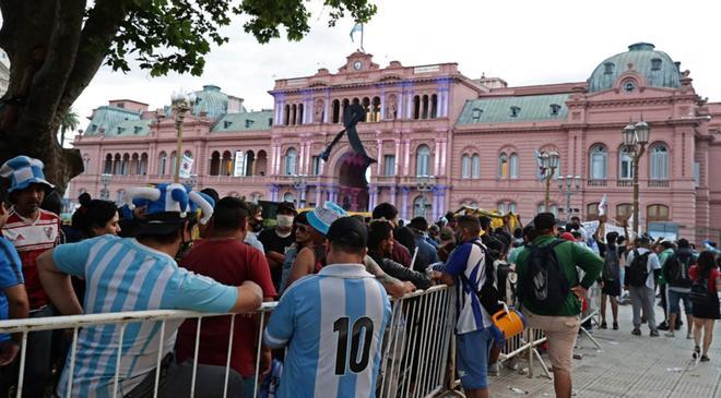 Miles de personas esperan para acceder a la Casa Rosada donde está instalada la capilla ardiente de  Diego Armando Maradona.