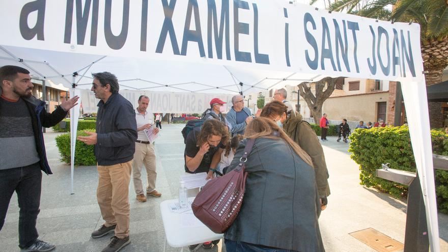 Movilización ante el Ayuntamiento de Sant Joan de la plataforma Tram Sant Joan-Mutxamel