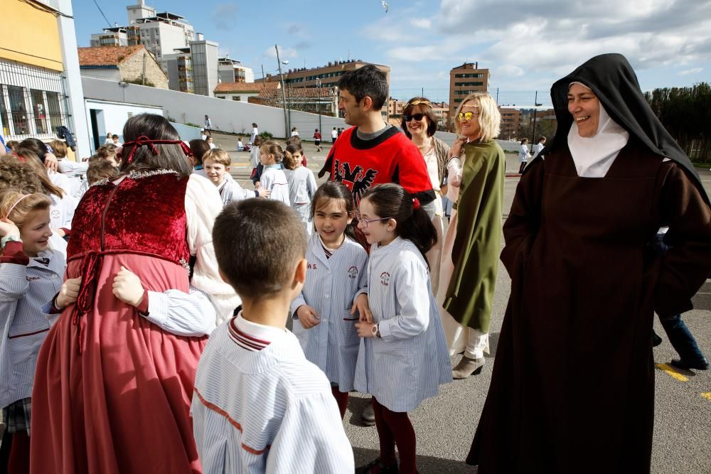 Profesores de Las Dominicas se disfrazan de obras artísticas