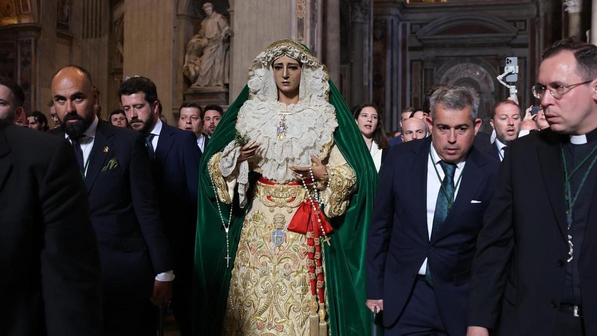 Un momento del traslado de la Virgen en el interior de la basílica de San Pedro.