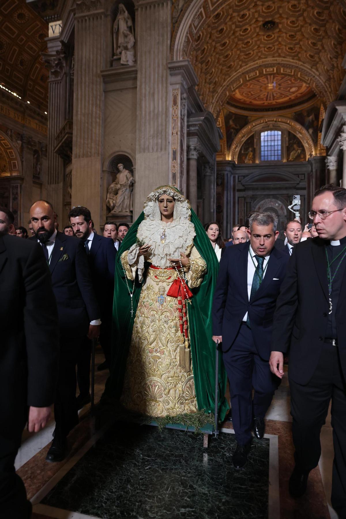 Un momento del traslado de la Virgen en el interior de la basílica de San Pedro.