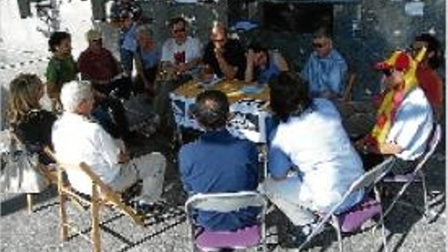 Participants a la reunió celebrada a la plaça de Sant Domènec