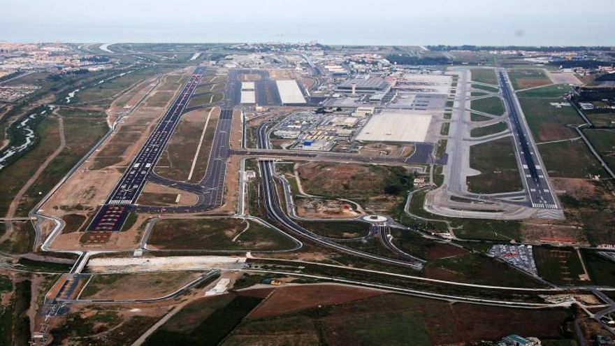 Vista aérea del aeropuerto de Málaga, en cuyo acceso norte se invertirán 6,5 millones de euros.