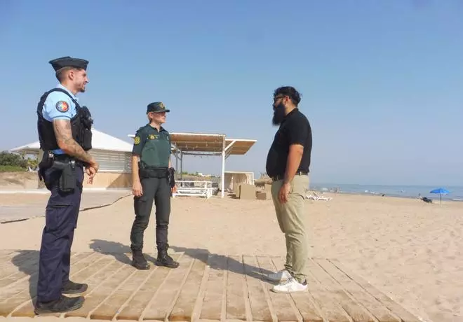 Sebastián, gendarme que patrulla con la Guardia Civil en Oliva: 'Ayudamos al turista y hacemos más Europa'