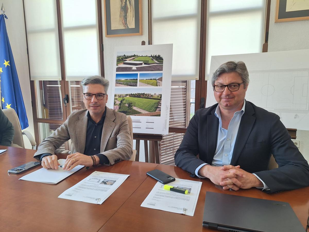 Andrés Lorite y Sergio Velasco, en la presentación dle proyecto del nuevo campo de fútbol de Puente Genil.