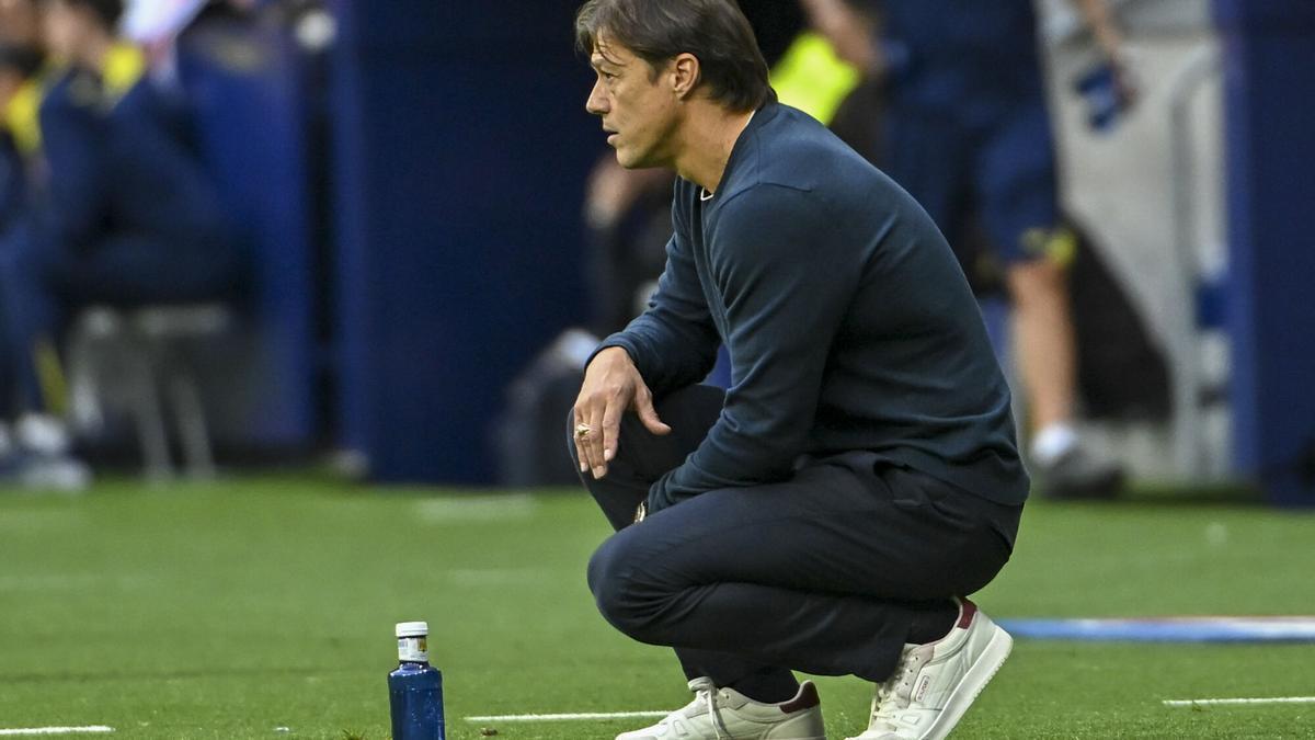 Matías Almeyda observa durante el partido entre Atlético de Madrid y Sevilla FC en el Metropolitano de la jornada 11 de LaLiga EA Sports.