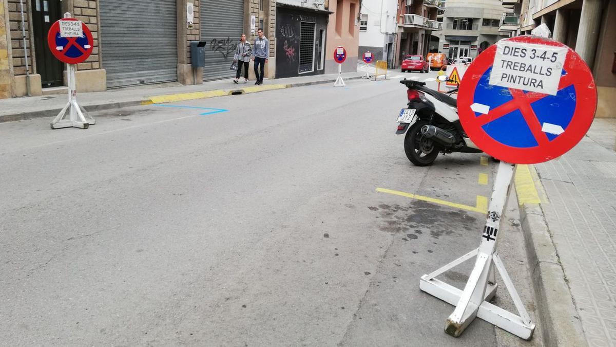 Treballs de pintura al carrer del Pujolet, ahir, on hi haurà 17 places de zona blava amb tarifa taronja  | G.C.