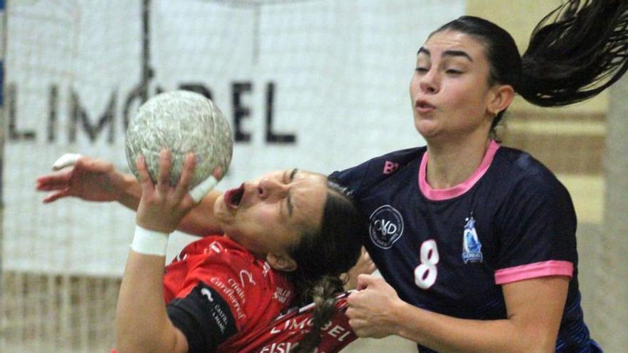 La jugadora del Lobas Oviedo Paloma Calvo sujeta a Antonia Sánchez. | OBF