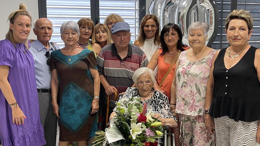 La manresana Dolores Gámiz compleix 100 anys amb 25 nets, 29 besnets i una rebesneta