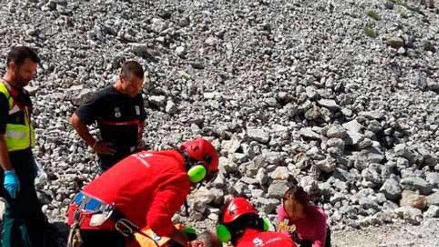 El equipo de rescate atiende a la montañera herida.