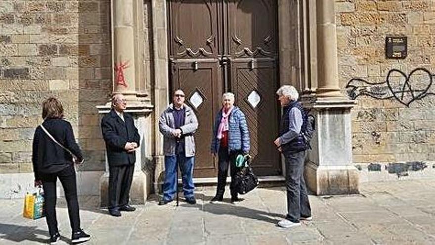 Cinc feligresos ahir davant l&#039;església de l&#039;Hospital de Sant Andreu. Finalment no hi va haver missa