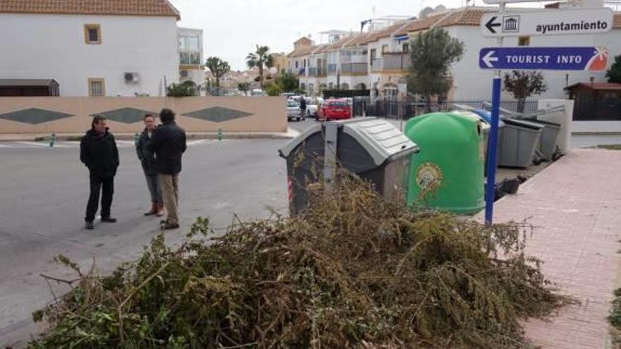 Los vecinos rechazan el sistema de recogida de podas en Orihuela Costa