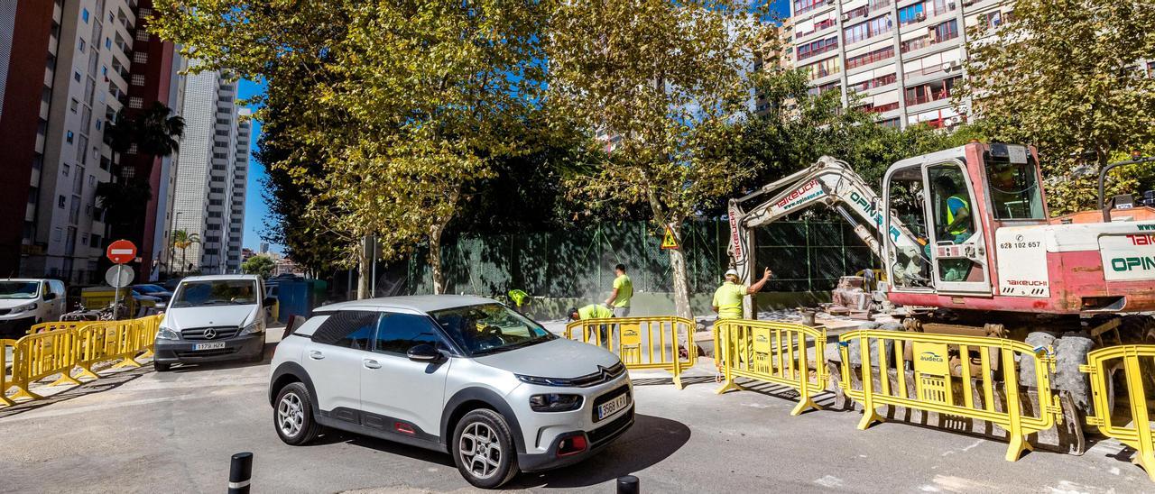 Vehículos pasan por al lado de las obras que se están terminando en Els Tolls.