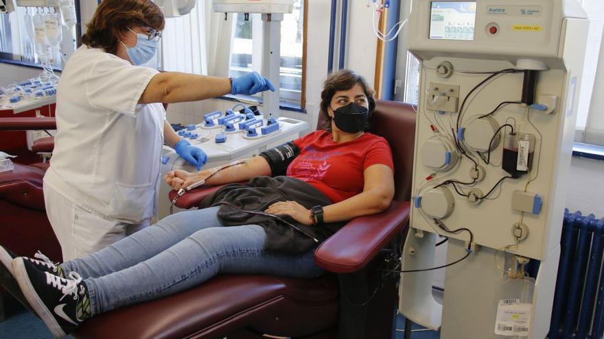 Una mujer se somete a una donación por aféresis en el Centro Comunitario de Sangre y Tejidos de Oviedo. | LNE