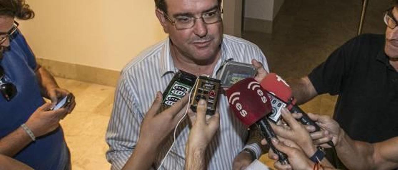 Pedro Martínez, secretario de la Fundación, leyendo el comunicado.