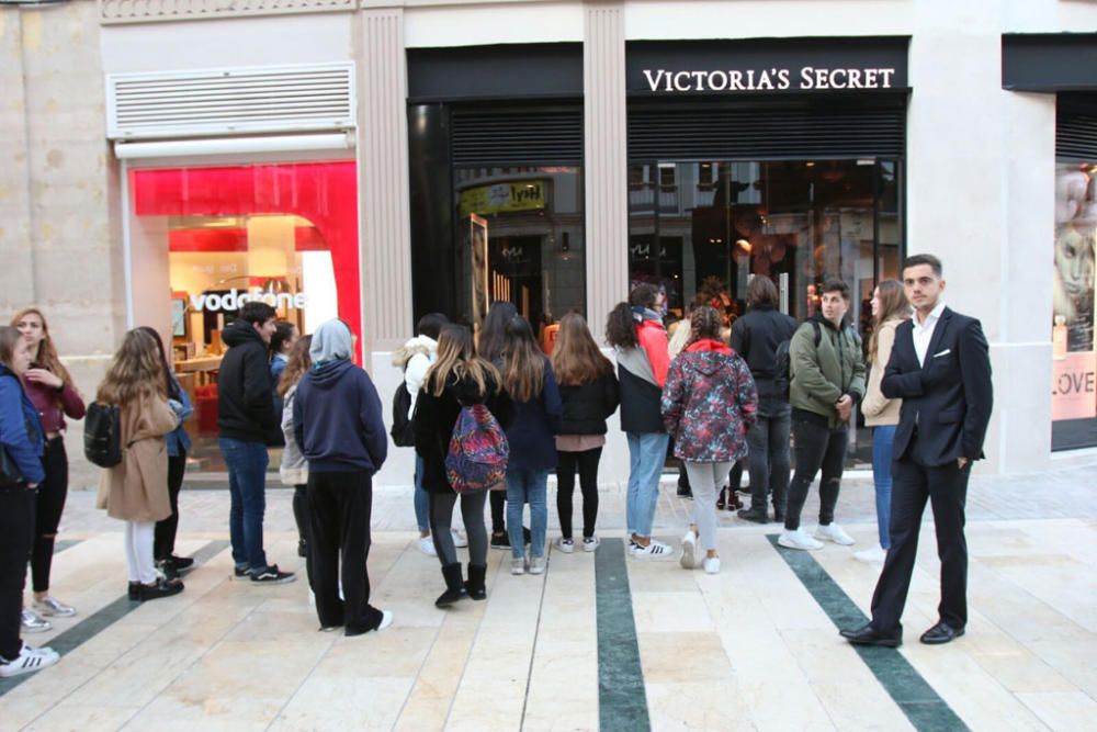 Muchas personas aguardan a la apertura de las puertas del comercio para ser las primeras en conocer la nueva tienda de la prestigiosa firma internacional de lenceria