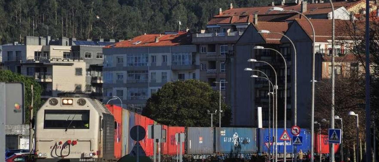 El tren cargado de contenedores rumbo a la terminal de Boluda en el muelle de Ferrazo. // Iñaki Abella