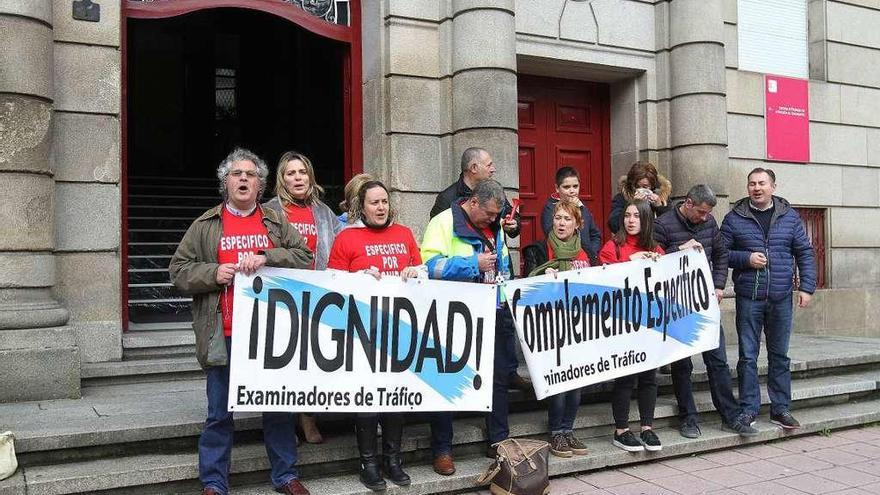 Protesta de representantes de examinadores de Tráfico, ayer, ante la Subdelegación del Gobierno en Ourense.