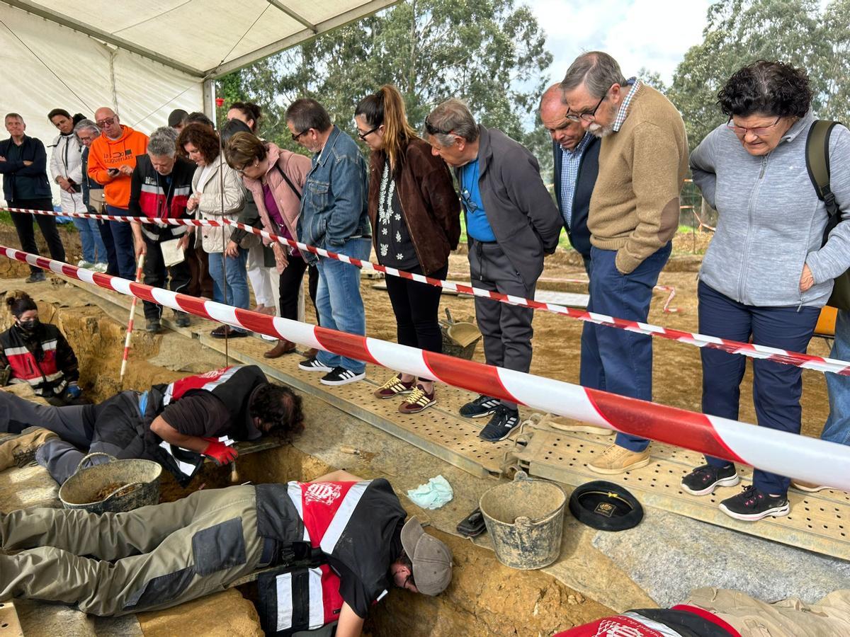EN IMÁGENES: Así avanzan los trabajos de exhumación en la fosa común de La Lloba, en Castrillón