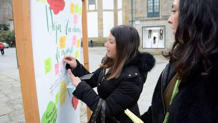 Mensajes de apoyo a enfermos y familiares en un mural del Pontevedra. // G. Santos