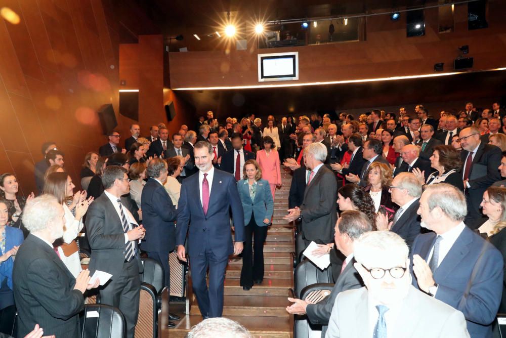 El Rey Felipe VI entrega, emocionado, el premio a título póstumo a la trayectoria empresarial a Plácido Arango