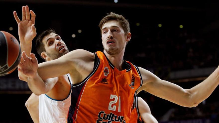 Tibor Pleiss, luchando con Felipe Reyes.