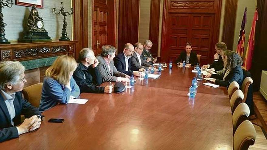 Una imagen de la reunión celebrada ayer en delegación del gobierno.