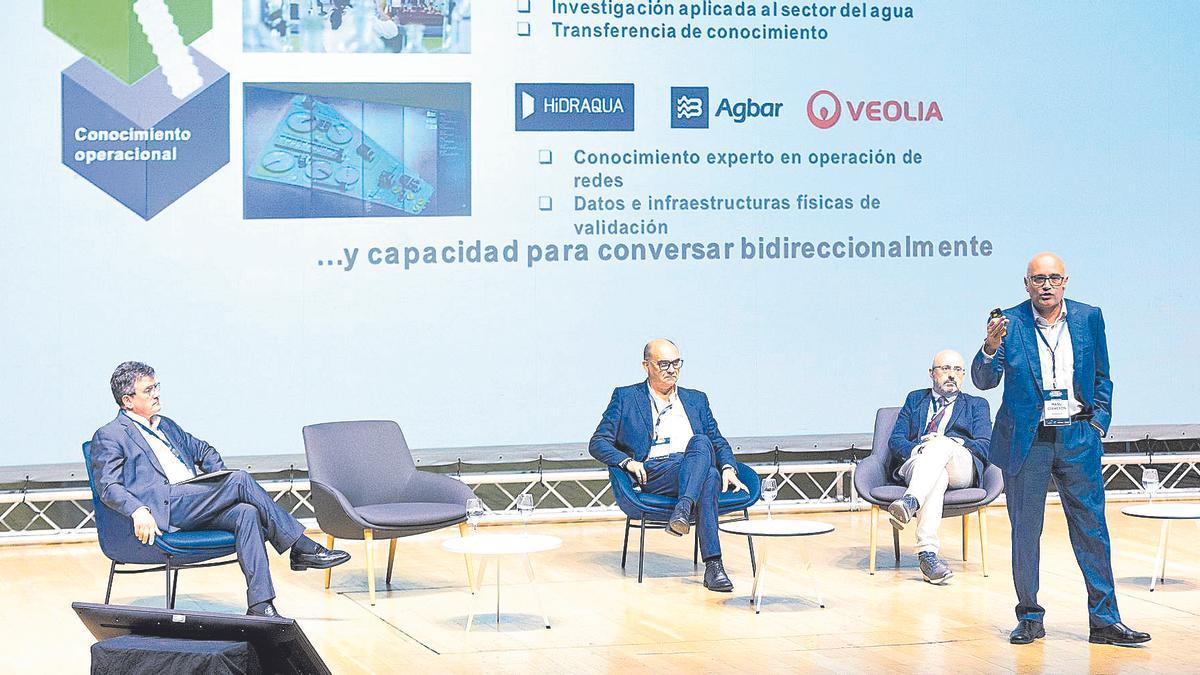 Manu Cermeron, CEO de Veolia, durante su ponencia. Sentados, de izquierda a derecha: Toni Cabot; Manuel Palomar y Juan José Cortés.